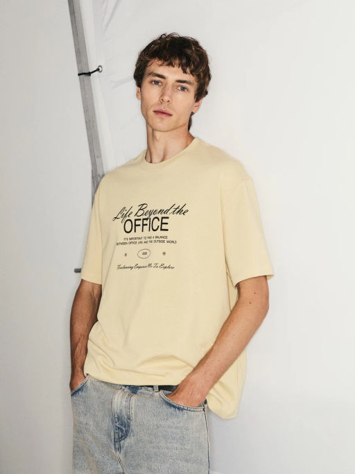 Футболка с принтом на груди / Zarina