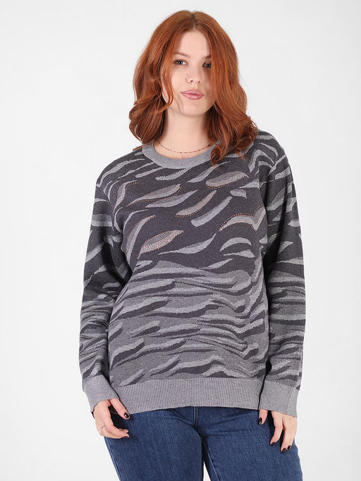 Джемпер серый с узором и стразами