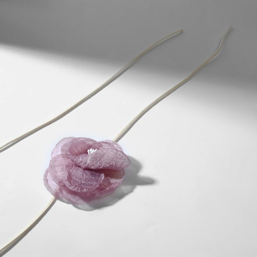 Чокер Танго цветок на шнурке, роза миниатюра, цвет бело-сиреневый, 154 см - Queen fair фото 2