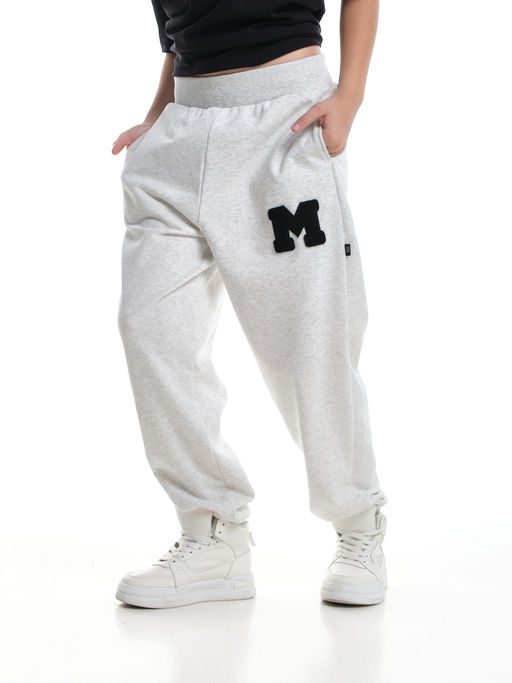Брюки спортивные с эмблемой 22-7611 светло-серый меланж - Mini maxi фото 36