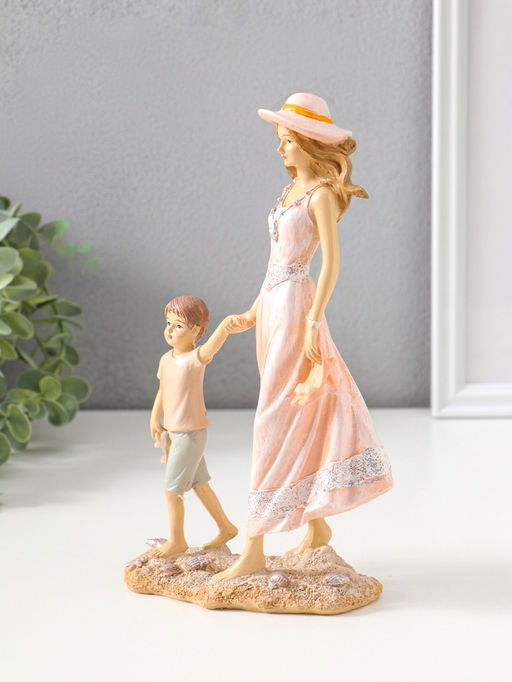 Сувенир полистоун "Мама в розовом платье и шляпке гуляют с сыном по пляжу" 23,5 см