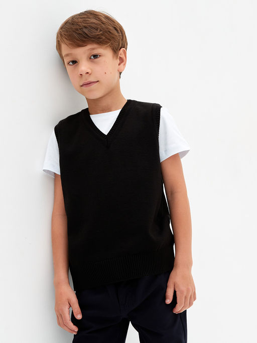 Черный вязаный жилет для мальчика