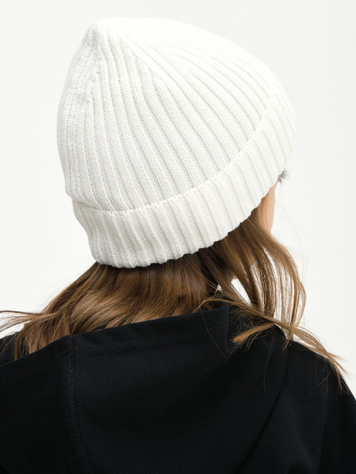 Молочная вязаная шапка