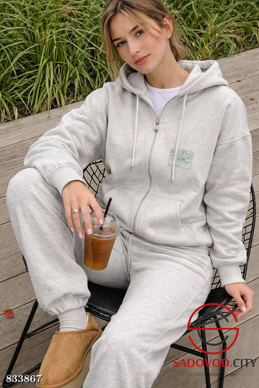 Спортивный женский костюм