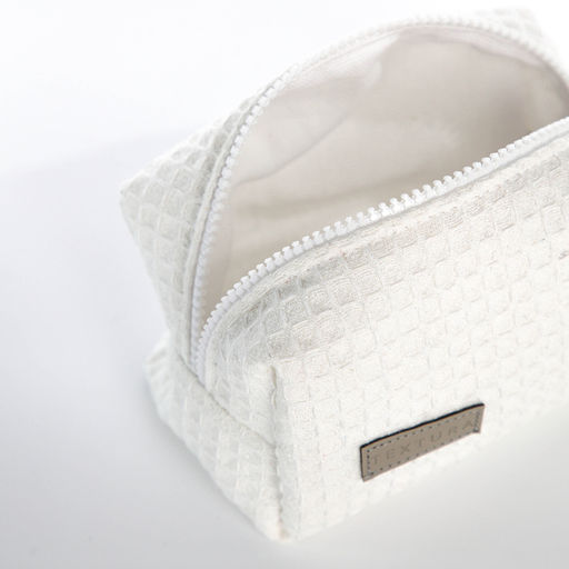 Косметичка женская на молнии TEXTURA, объёмная, маленькая, вафельная текстура, мягкая, белая  фото 5