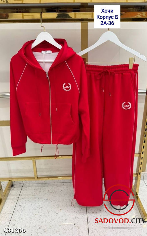 Спортивный женский костюм