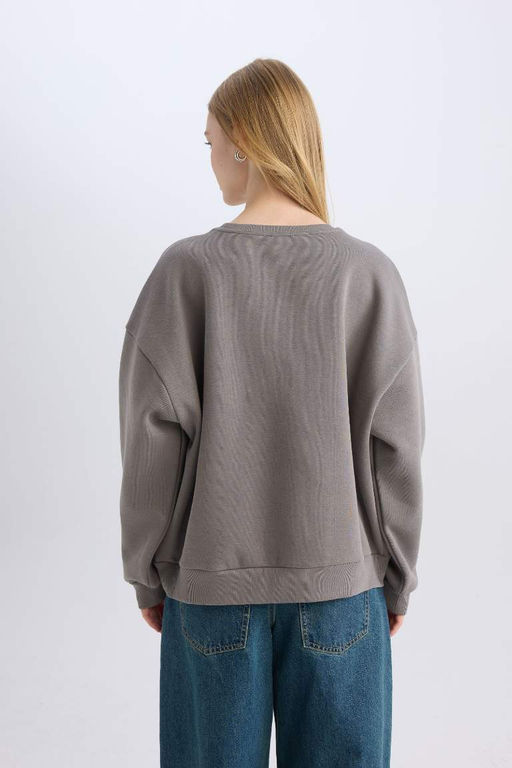 Женский серый крутой толстый свитшот оверсайз с широким кроем и круглым вырезом с принтом - Defacto фото 6