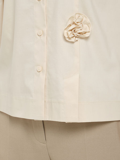 Блузка с декоративными цветами