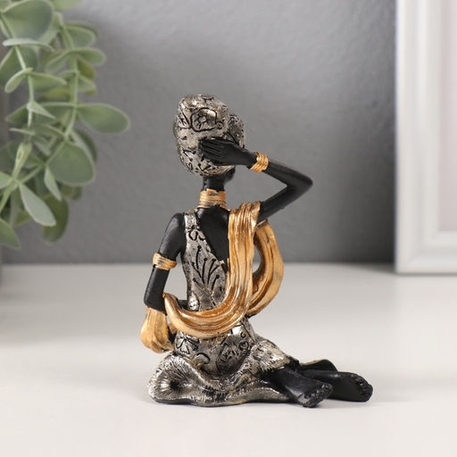 Фигурка полистоун «Африканка в цветочном платье с золотым шарфом, сидит», серебро, 8×6×10.5 см