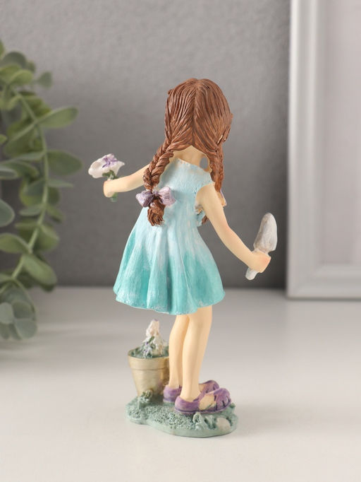 Фигурка полистоун «Девочка в бирюзовом платье, садит цветочки», 8×5.5×14.5 см