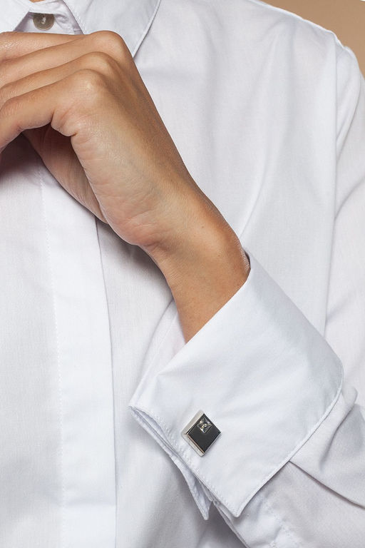 Классическая рубашка с актуальным манжетом под запонки, с запонками высокого качества в подарок.