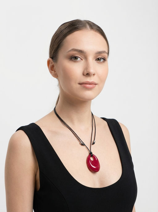 Кулон на шнурке