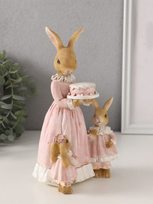 Фигурка полистоун «Мама зайка с дочками: именинный торт», розовый, 12.5×9.5×20.5 см
