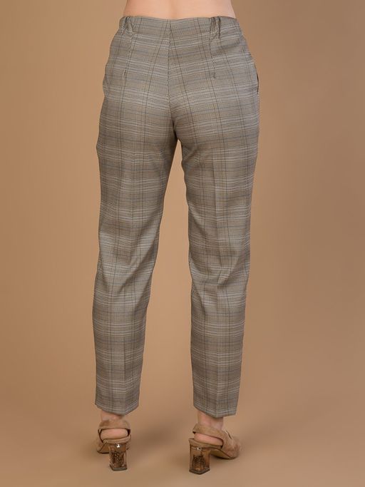 Брюки классические в клетку коричневые - Odis фото 7