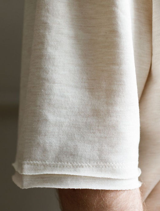 Футболка с открытыми срезами из тонкого футера с принтом - Vilatte фото 2