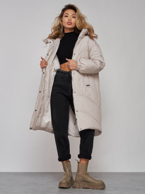 Пальто утепленное молодежное зимнее женское бежевого цвета 52323B - Holdluck фото 15