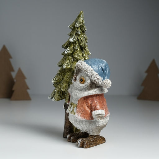 Фигурка полистоун Совёнок в свитере с ромбами, с красавицей ёлкой, 13.6?8?20.5 см