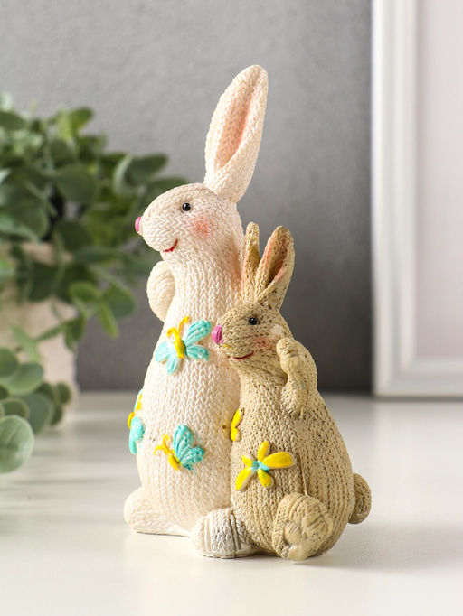 Фигурка полистоун Зайка с зайчонком вязанные с бабочками, цветами, 5?9.8?15 см
