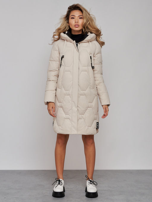 Пальто утепленное молодежное зимнее женское бежевого цвета 589899B - RoccaManer фото 2