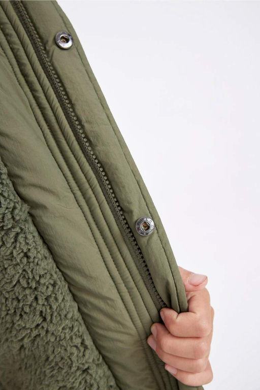 Водоотталкивающая парка с капюшоном и карманом на молнии с плюшевой подкладкой для мальчика - Defacto фото 9