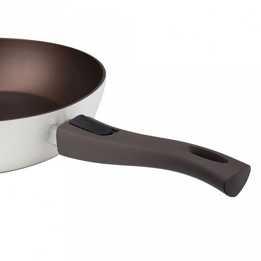 Сковорода с антипригарным покрытием д28см Hygge, h5,3см, s3,3мм, дно д22,7см, s3,8мм, кованый алюминий, съемная бакелитовая ручка с покрытием soft-touch, молочный/коричневый, TalleR (Китай) Подходит для всех видов плит, включая индукционную. - Домашняя мода фото 7