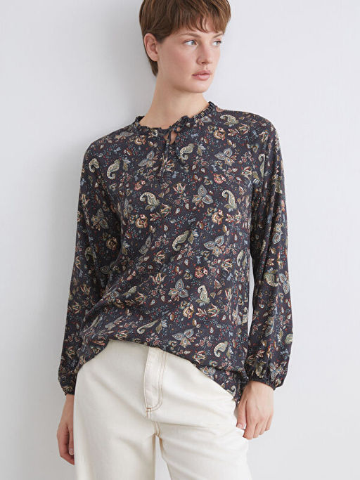 Ba?lamal? Yaka ?i?ekli Bluz