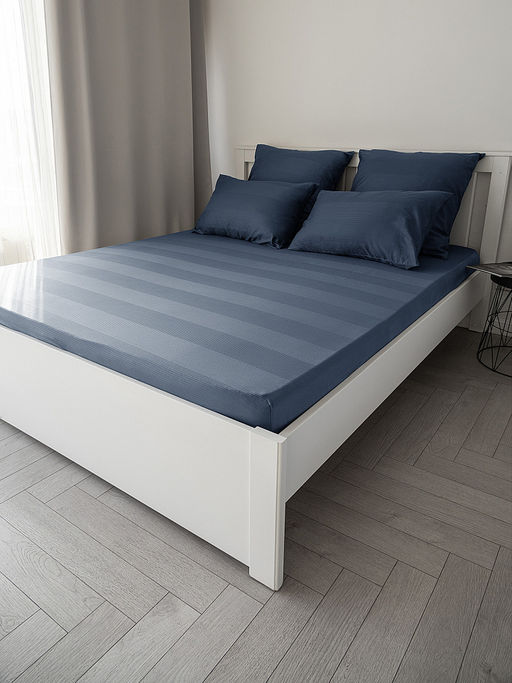 Проcтыня натяжная сатин-страйп 180x200+25 синий сатин