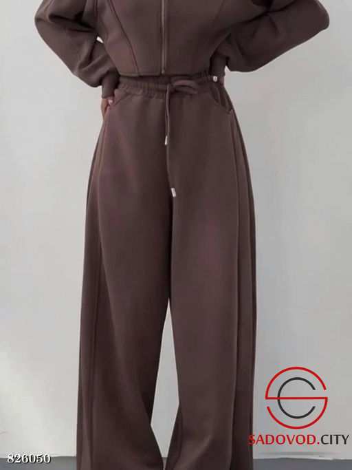 Спортивный женский костюм