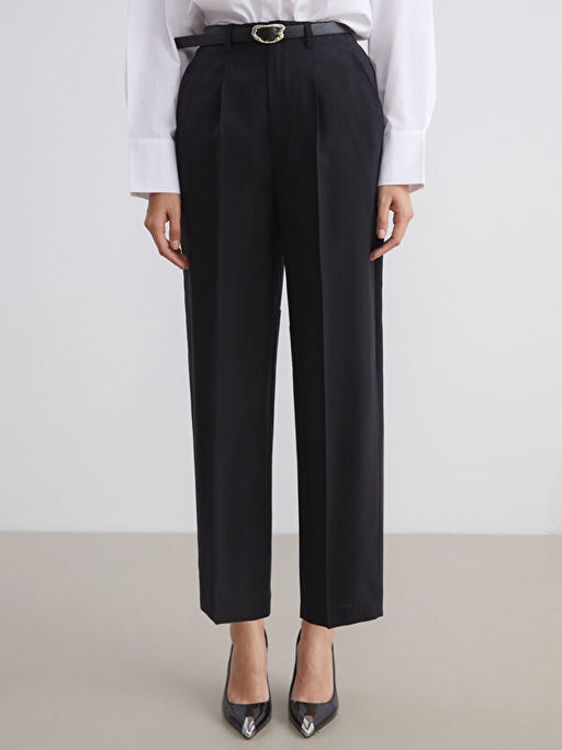 Beli Kemerli Loose Fit Kad?n Pileli Pantolon