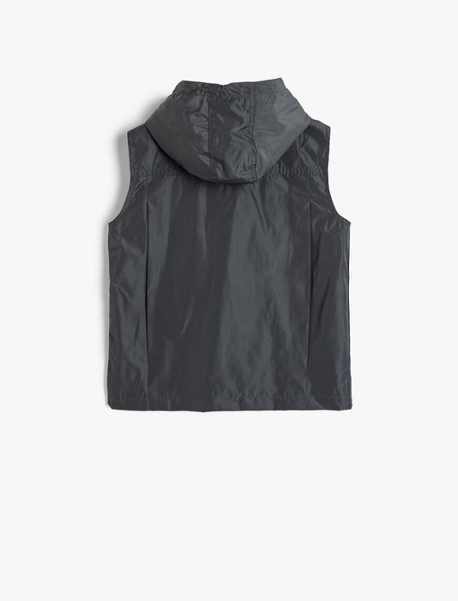Жилет без рукавов с капюшоном для мальчика, карманами и ветрозащитной планкой