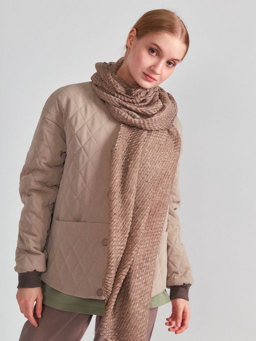 Большой,красивый палантин, выполненный из гофрированной ткани и украшенный тонкими нитями люрекса