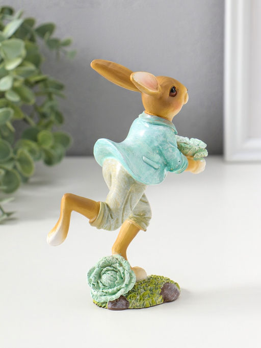 Фигурка полистоун Зайчик в голубом пиджаке с декоративной капустой, 15 см