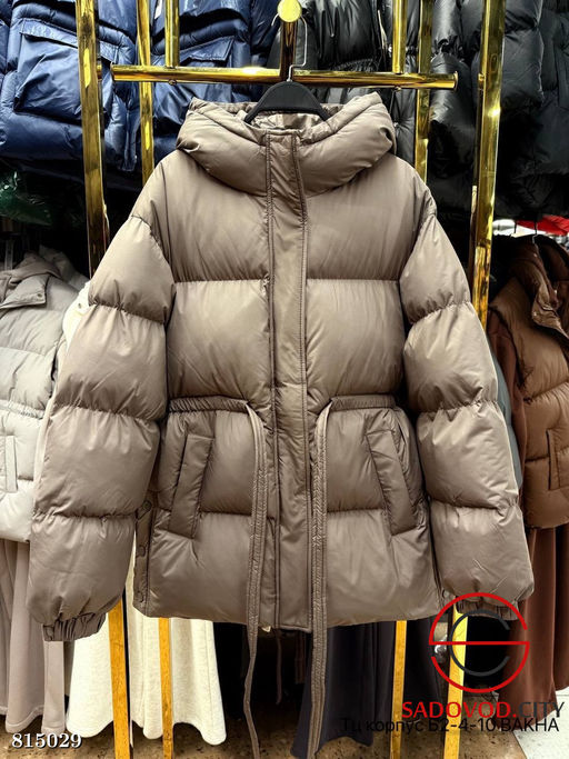 Тёплая зимняя куртка-пуховик с поясом и капюшоном