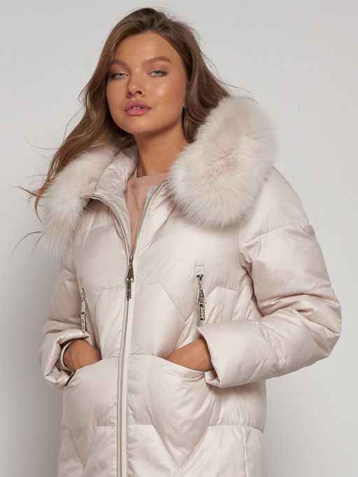 Пальто утепленное с капюшоном зимнее женское бежевого цвета 13305B - Visdeer фото 19