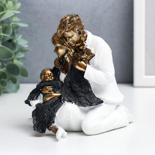 Фигурка полистоун «Папа, мама и ребёнок в белой одежде, укрытые шарфом», 12.5×9×13.5 см