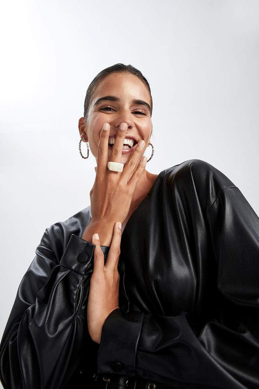 Мини-платье из искусственной кожи с V-образным вырезом и длинными рукавами - Defacto фото 9