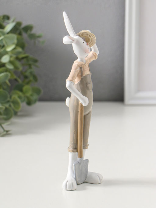 Фигурка полистоун Зайчик в сером комбинезоне, со шляпой, лопатой, 19.5 см