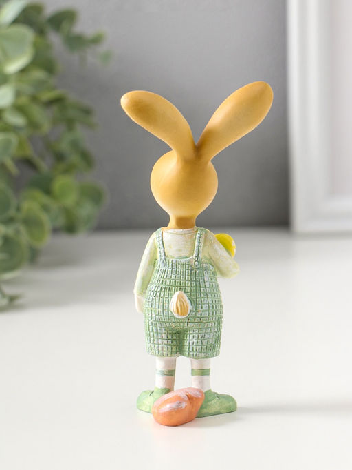 Фигурка полистоун Зайчик в зеленый комбинезоне, с жёлтым сердцем, 13 см