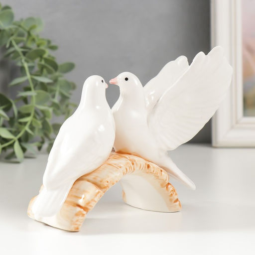 Фигурка керамика «Два белых голубя на мостике с розами», 9.5×12.5×6 см
