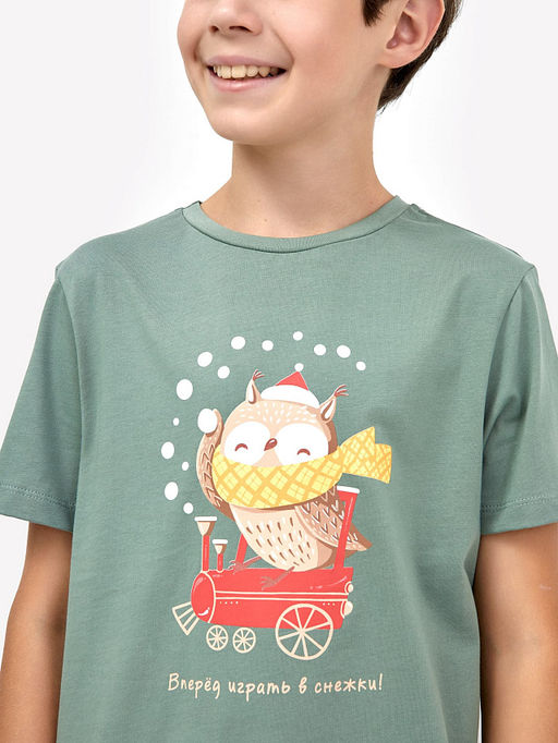 Футболка пыльно-зеленого цвета с принтом на зимнюю тему для мальчиков - Mark formelle фото 3