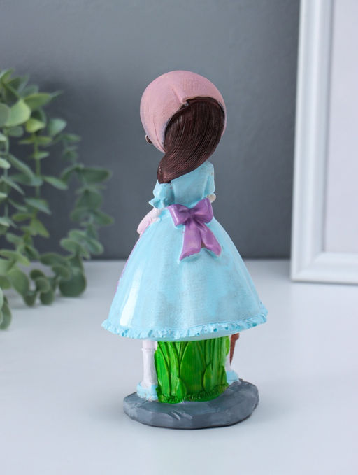 Фигурка полистоун «Девочка с лейкой поливает цветы», 8.8×10.5×20 см
