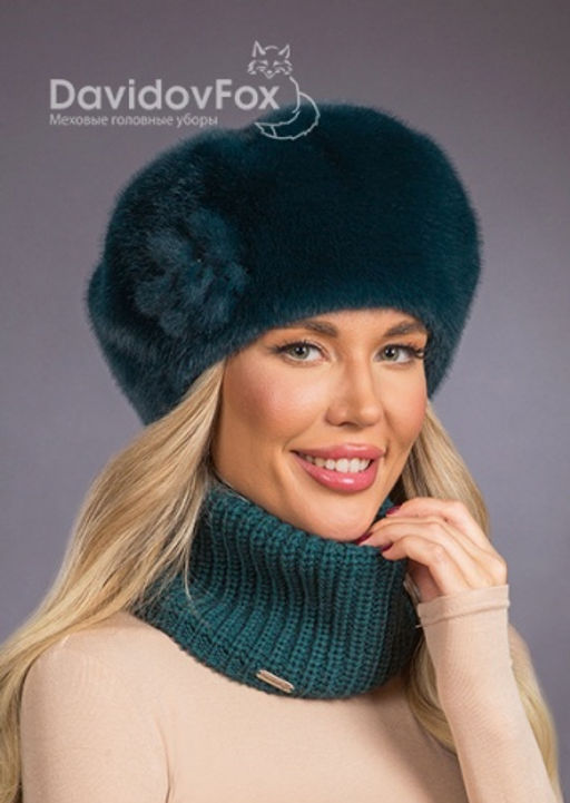 Шапка Берет экомех с украшением изумруд