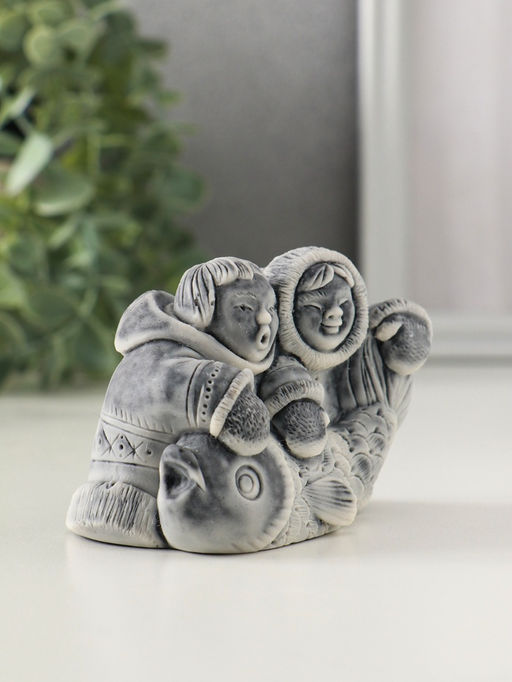 Сувенир "Два рыбака с большой рыбиной" 5,8 см