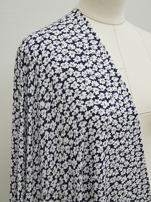 Штапель Цветочная кадриль (белые цветы на чернильном), СОРТ2, ш.1.43м, вискоза-100%, 90гр/м.кв - Купава фото 15