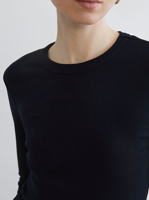 Dik Yaka Dokulu Kad?n Body