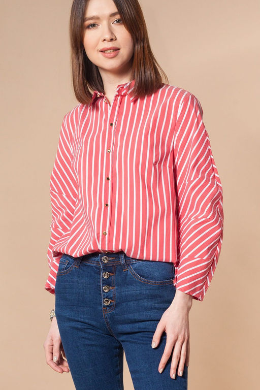 Блузка из эластичного хлопка с дизайнерским кроем рукава.