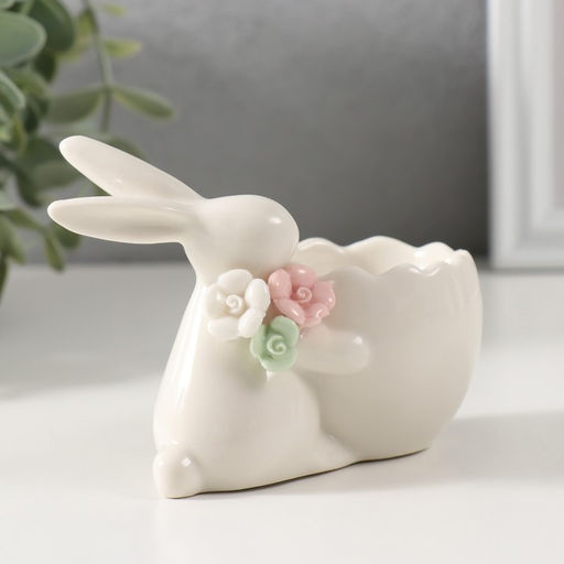 Фигурка-подставка для яйца «Кролик пасхальный с цветочками, яйцом«, керамика, 9.5×5.6×6.9 см