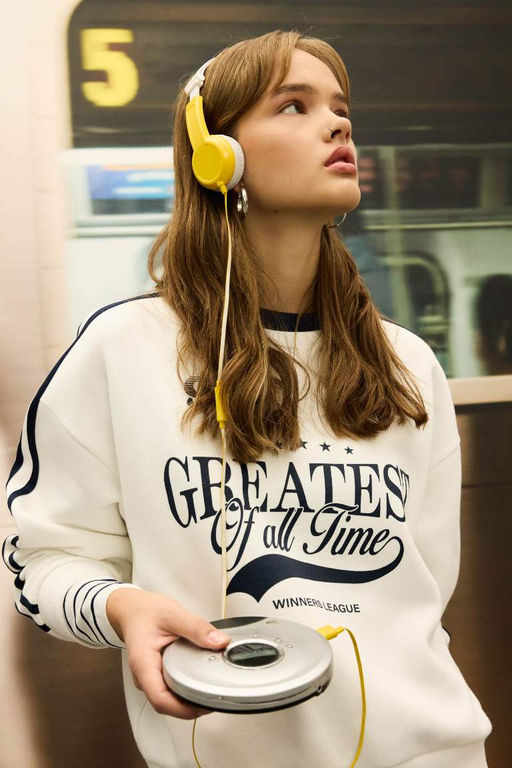 Женский белый крутой толстый свитшот оверсайз с широким кроем и круглым вырезом с принтом - Defacto фото 2