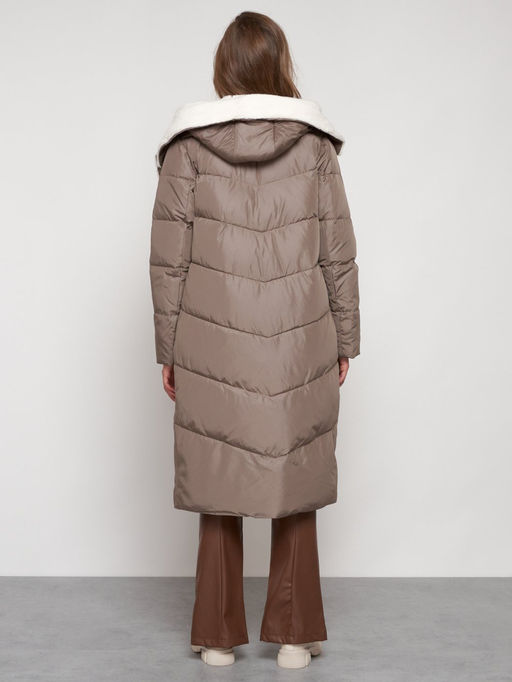 Пальто утепленное с капюшоном зимнее женское коричневого цвета 132255K - Visdeer фото 23
