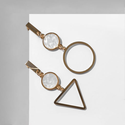 Серьги «Ракушка» треугольник полый, белые в золоте, форма МИКС